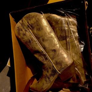 Dingo cowboy booths gold color. In great condition.